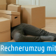 Mensch von Umzugskartons erschlagen